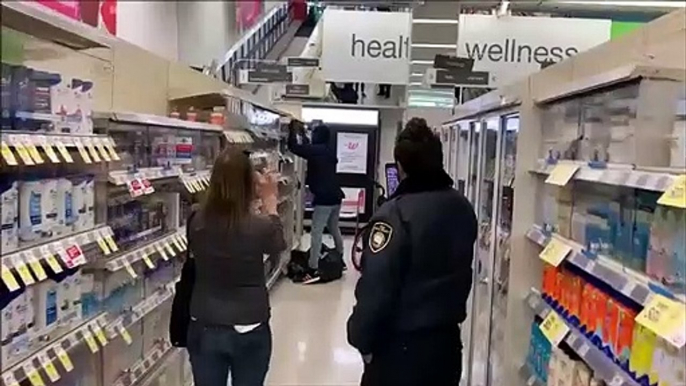 Un voleur dévalise un magasin sous les yeux de la sécurité... pas discret