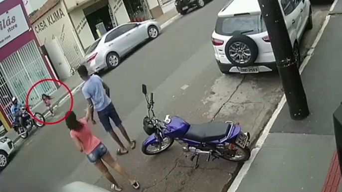 Une fillette manque de se faire renverser par une voiture