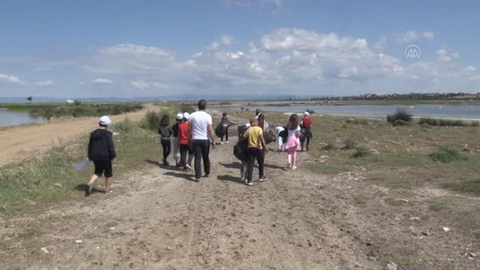 Sulak alanlarda temizlik yapan çocuklar çevreye duyarlı olunması mesajı verdi