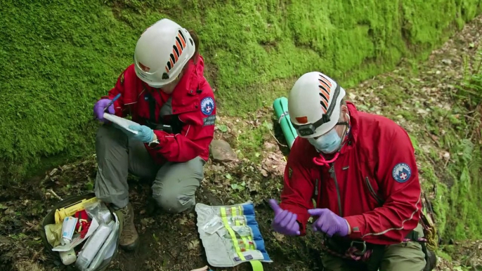 Derby Mountain Rescue Team help fallen walker in the Peak District