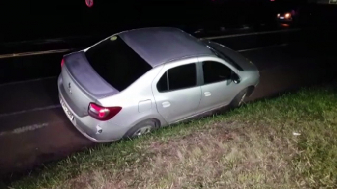 Motorista tenta desviar de outro carro e sai da pista na BR-277, em Cascavel