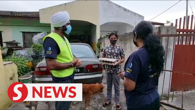 Families in Klang fly white flags and receive aid