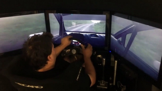 Un pilote de rallye joue à un jeu vidéo de course de voiture... Efficace