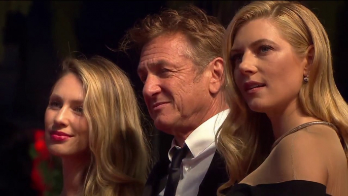 Montée des Marches de Dylan Penn, Sean Penn, et Katheryn Winnick pour le film Flag Day - Cannes 2021