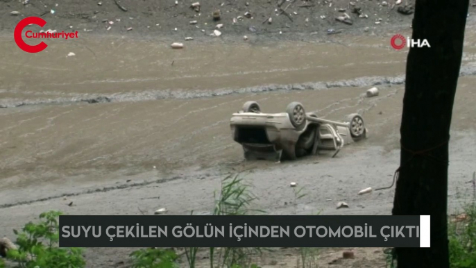 Suyu çekilen gölün içinden otomobil çıktı