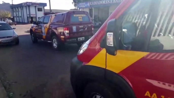 Ciclista tem lesão grave após bater contra carro estacionado na Rua Padre Anchieta