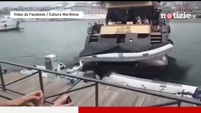 Genova, yacht perde il controllo nel porto e sperona i gommoni: il momento dello schianto