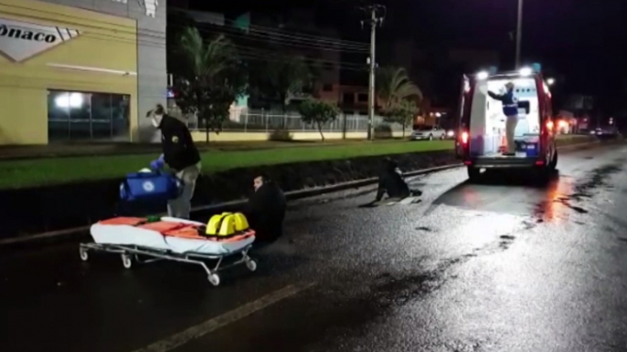 Motociclistas batem contra mureta na Avenida Carlos Gomes e têm lesões graves