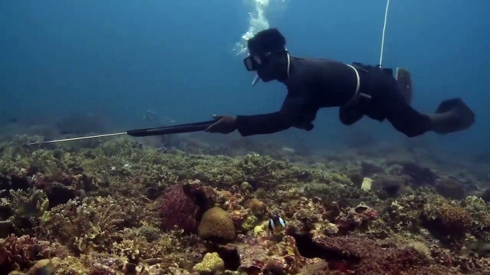 Walking Under Water - Original Sound Recording (最原始的捕鱼方式) 1of2