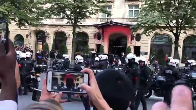 Regardez Lionel Messi saluer ce soir les supporters parisiens qui l'attendaient devant son hôtel du VIIIème arrondissement de la capitale