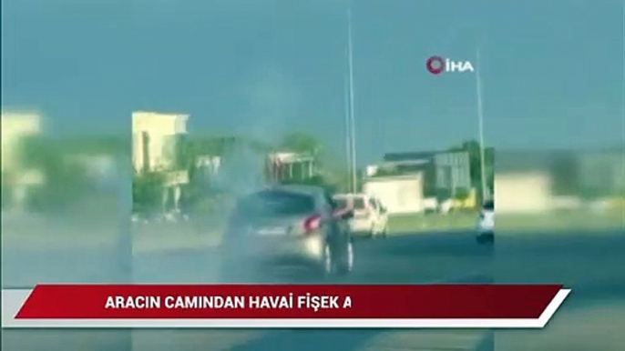 Konvoydaki aracın camından havai fişek attılar