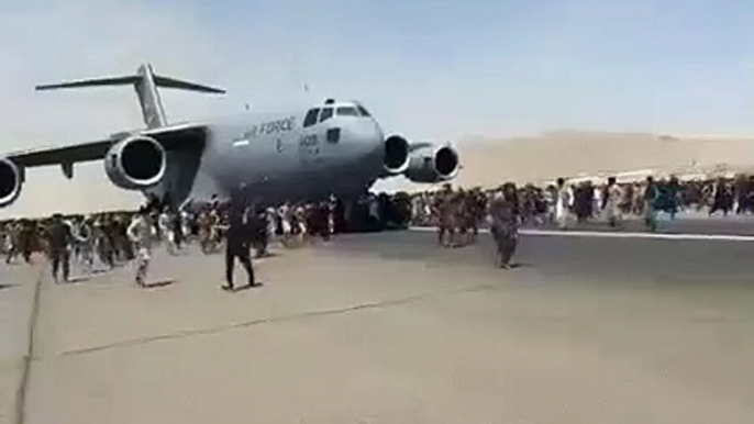 Afghanistan: inseguono aereo USA per fuggire dai Talebani