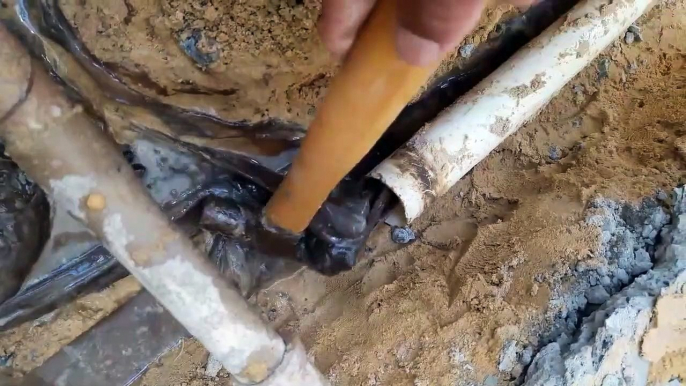 Ce qu'il découvre dans la canalisation bouchée est incroyable... un anaconda