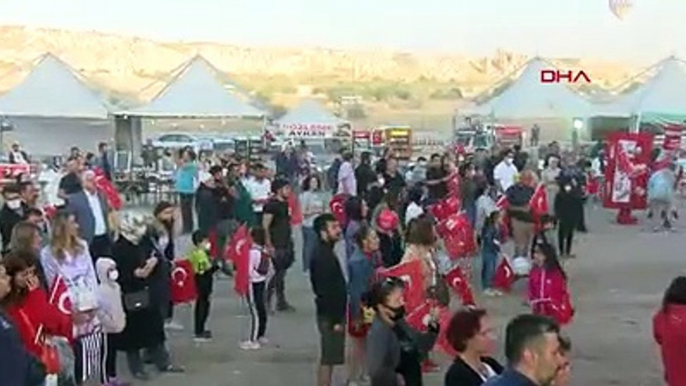 Kapadokya'da balonlar Atatürk posterleri ve Türk bayrakları ile havalandı