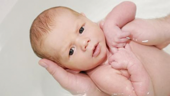 Donner le bain à bébé : les bons gestes