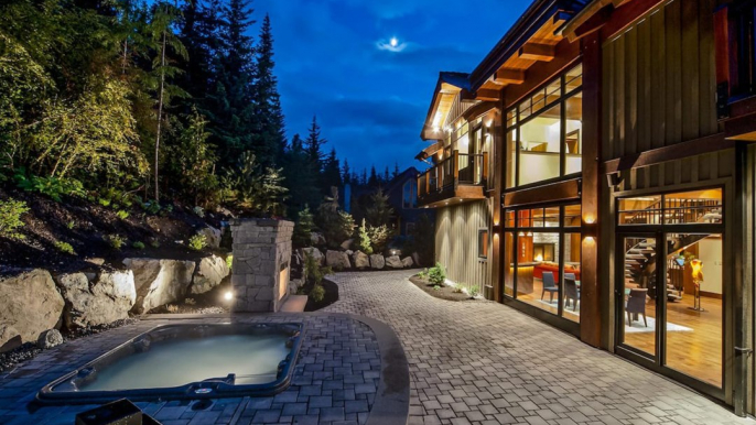 5 Ultra-luxe Ski Homes You Can Rent Right Now for the Holidays on Airbnb