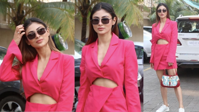 Mouni Roy स्टाइलिश लुक में पहुंची यहां ; Watch Video | FilmBeat