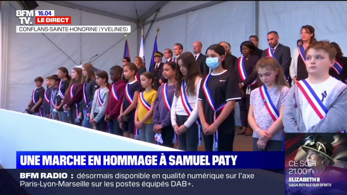 Hommage à Samuel Paty: une minute de silence respectée à Conflans-Sainte-Honorine