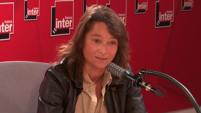 Nina Bouraoui : "Ma mère est française, mon père est algérien (...).Je suis née avec un joli prénom, Yasmina. Ma mère a tenu à ce qu'on ait, ma soeur et moi, des prénoms algériens. Est-ce que ça fait de moi une mauvaise française ? Je ne crois pas"