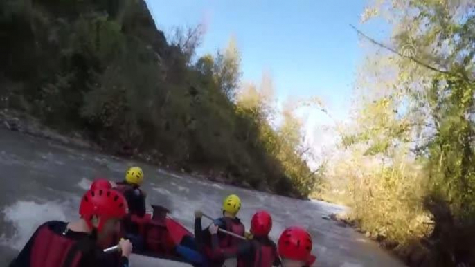 Sokak hayvanları konusunda farkındalık oluşturmak için köpekle rafting yaptı