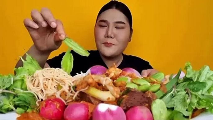 This woman is eating a lot of vegetables. Let us watch!!