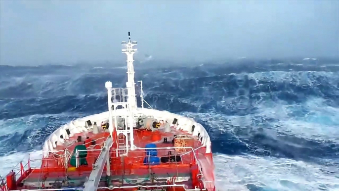 Ships in Storms  10+ TERRIFYING MONSTER WAVES, Hurricanes & Thunderstorms at Sea