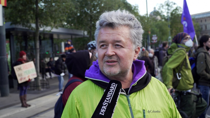 Protest gegen das "System Kurz": "Der Rassismus, der Sexismus, die unsoziale Politik!"