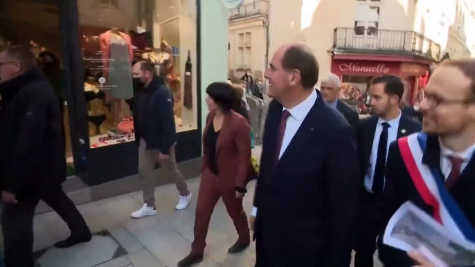 Laval: Regardez le Premier Ministre, Jean Castex, interpellé par une commerçante : "Avez-vous reçu ma petite culotte à Matignon ?"