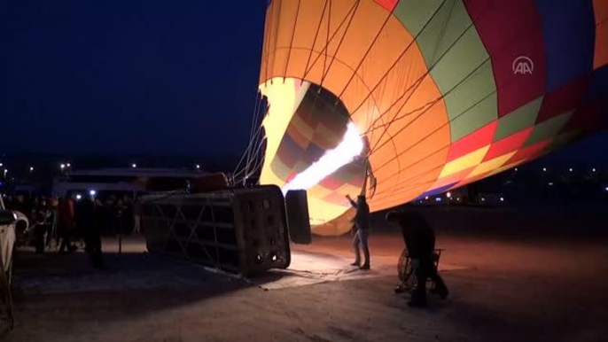 Kapadokya'da balonlar Türk bayrakları ve Atatürk posteri ile uçtu