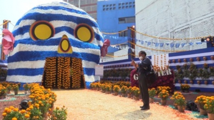 Ofrendas y cráneos engalanan a Ciudad de México para recibir a sus muertos