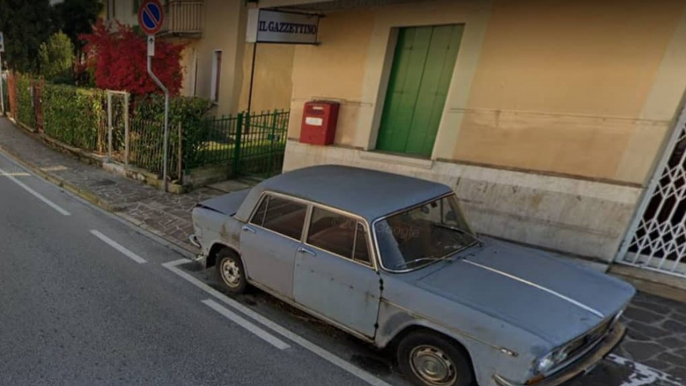 Cette voiture garée au même endroit depuis 47 ans est une véritable attraction touristique