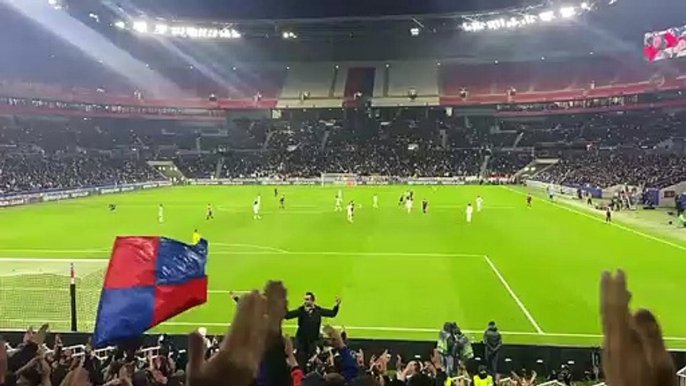 Lyon : Le nouveau bras d'honneur, hier soir, des "Daltons" à la justice et la police : Deux d'entre eux pénètrent sur la pelouse pendant le match  OL-Sparta Prague