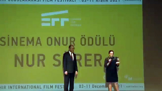 Sanatçı Nur Sürer, Sinema Onur Ödülü'nü, Ali İsmail Korkmaz'a adadı