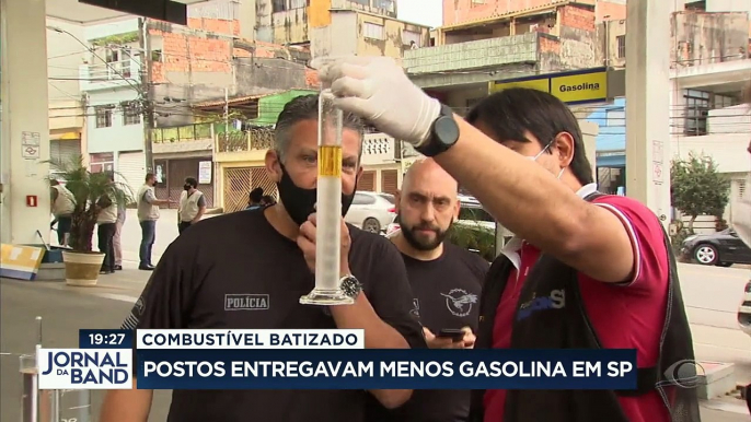 Postos de SP lesavam os consumidores duas vezes. Eles punham menos gasolina do que aparecia no marcador da bomba -- e pra completar o combustível era adulterado.