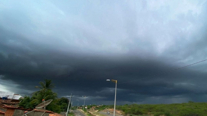 Meteorologista fala sobre enchentes na Bahia e possibilidades de fortes chuvas em outras regiões