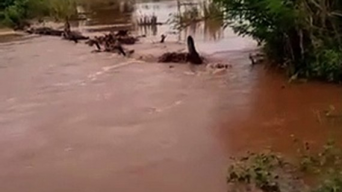 Moradores do grande Vale do Piancó comemoram enchentes de rios após as primeiras chuvas