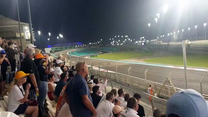 F1 | Il sorpasso di Verstappen all'ultimo giro dalle tribune di Abu Dhabi