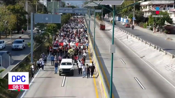 Normalistas de Ayotzinapa marchan y vandalizan oficinas del PRD