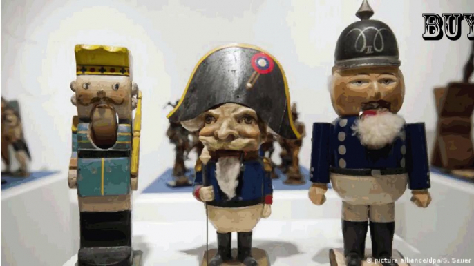 0139 _ Germany's New Christmas NutCrackers _ grabffiti _ satire-Germany-Olaf Scholz-Annalena Baerbock-Christian Lindner-euronews