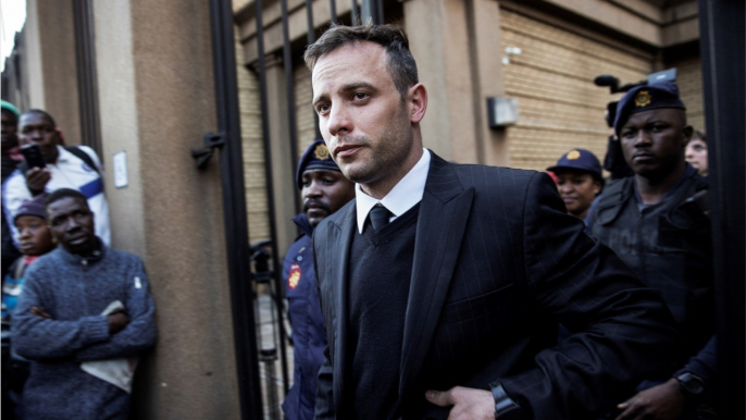 GALA VIDÉO - Oscar Pistorius en prison : 8 ans après le meurtre de Reeva Steenkamp, sera-t-il bientôt libéré ?