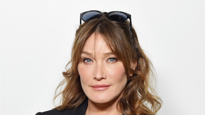 GALA VIDEO - “Honte à vous” : Carla Bruni vole au secours de Nathalie Baye et Laura Smet harcelées sur les réseaux sociaux