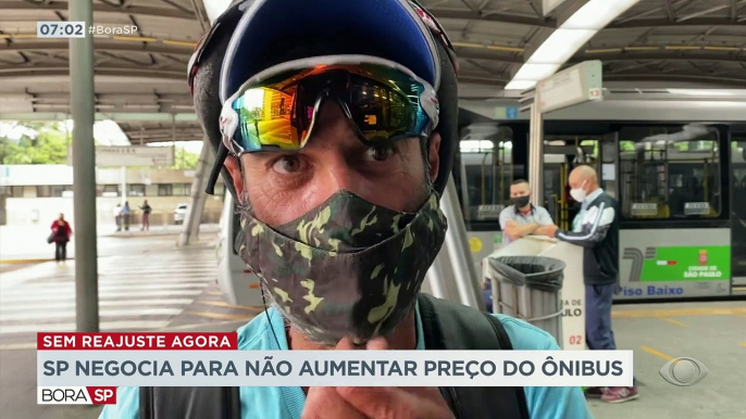 A prefeitura de São Paulo decidiu não subir o preço da tarifa de ônibus até fevereiro. Mas ainda depende do governo federal para manter o valor atual, de quatro reais e quarenta centavos.