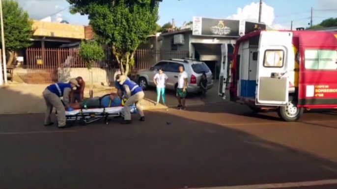 Homem é socorrido pelo Siate após acidente com moto na Rua Áustria, no Cascavel Velho