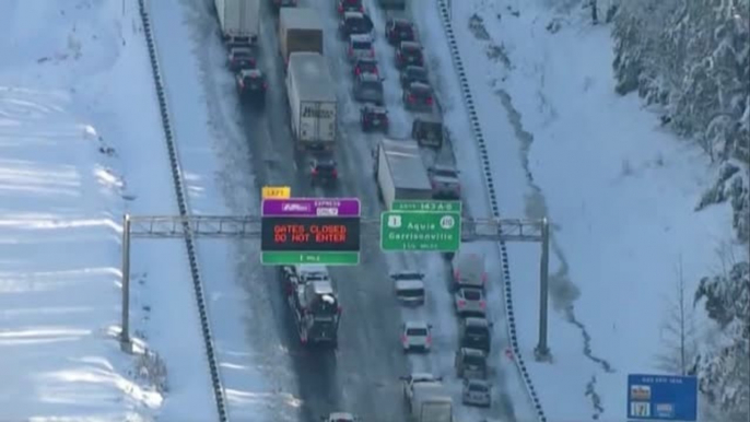 Miles de conductores quedan atrapados por la nieve en una autopista de Virginia, en EEUU