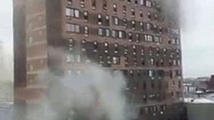 USA : Un des pires incendie de l'histoire de New York éclate dans une tour du Bronx : Au moins 19 morts et des dizaines de blessés Des centaines de pompiers sont mobilisés sur place - Vidéos