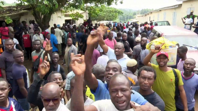 les ferrailleurs d'Abobo Anador visitent leur nouveau site dans le mécontentement