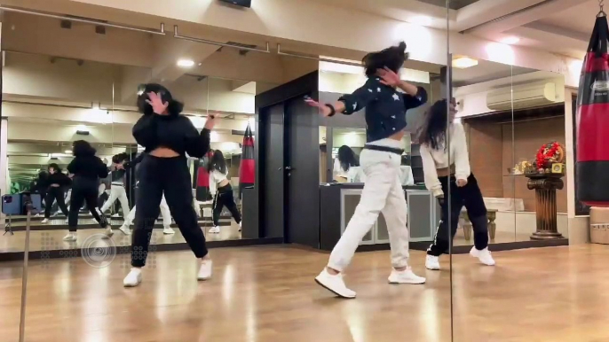 MUST WATCH! Sushmita Sen Dances With Daughters Alisah And Renee