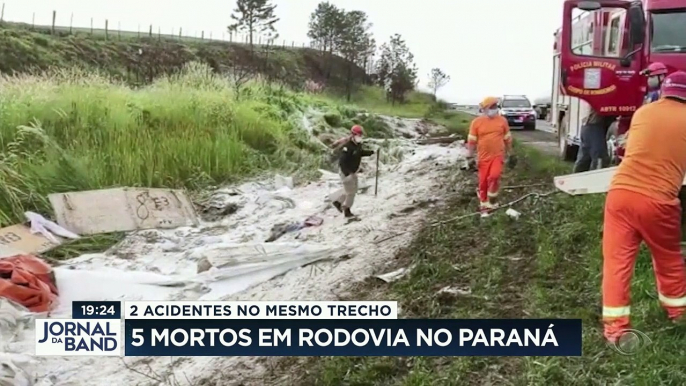 Numa estrada do Paraná, cinco pessoas da mesma família morreram numa batida com um caminhão.