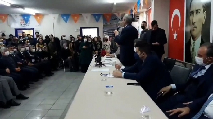 AKP'li Mahir Ünal konuştuğu sırada "Açım ben" diye bağıran yurttaş salondan çıkarıldı