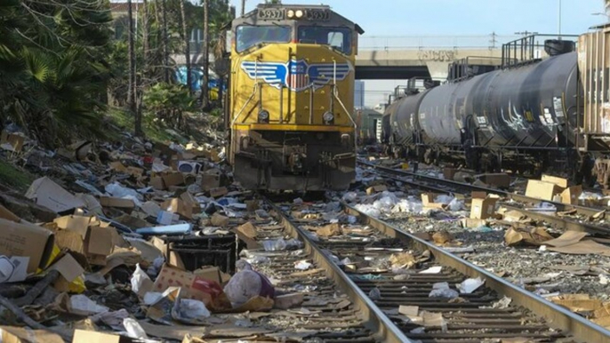 LA train tracks blanketed with empty boxes as thieves loot cargo